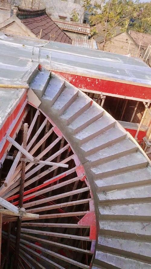 农村自建房旋转楼梯实拍:农村旋转楼梯效果图大全集